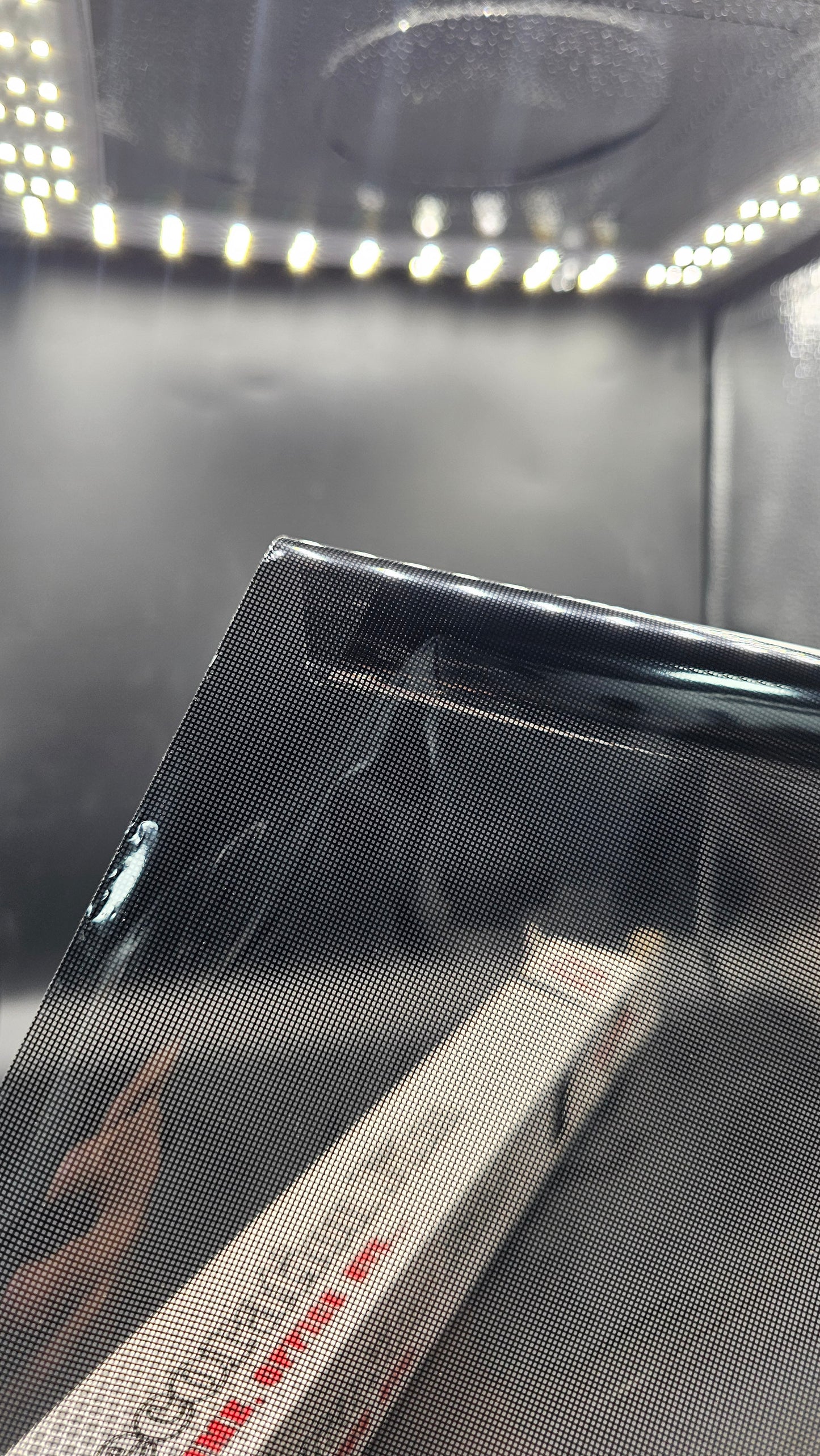 Fumi perfori . Noir . Blanc 70cm×2m