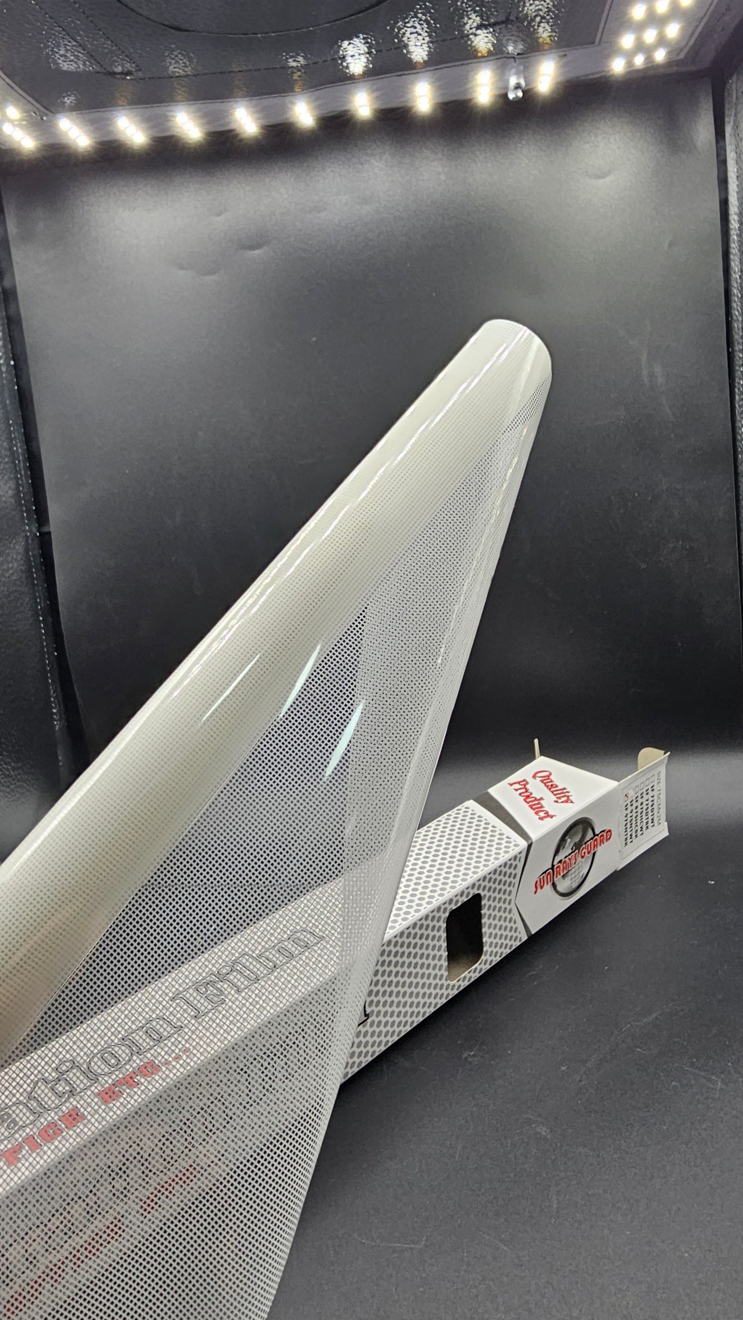 Fumi perfori . Noir . Blanc 70cm×2m